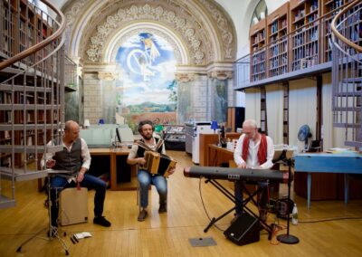 Groupe Piatone, Concert dans une bibliothèque à Toulouse, trois musiciens font de la musique